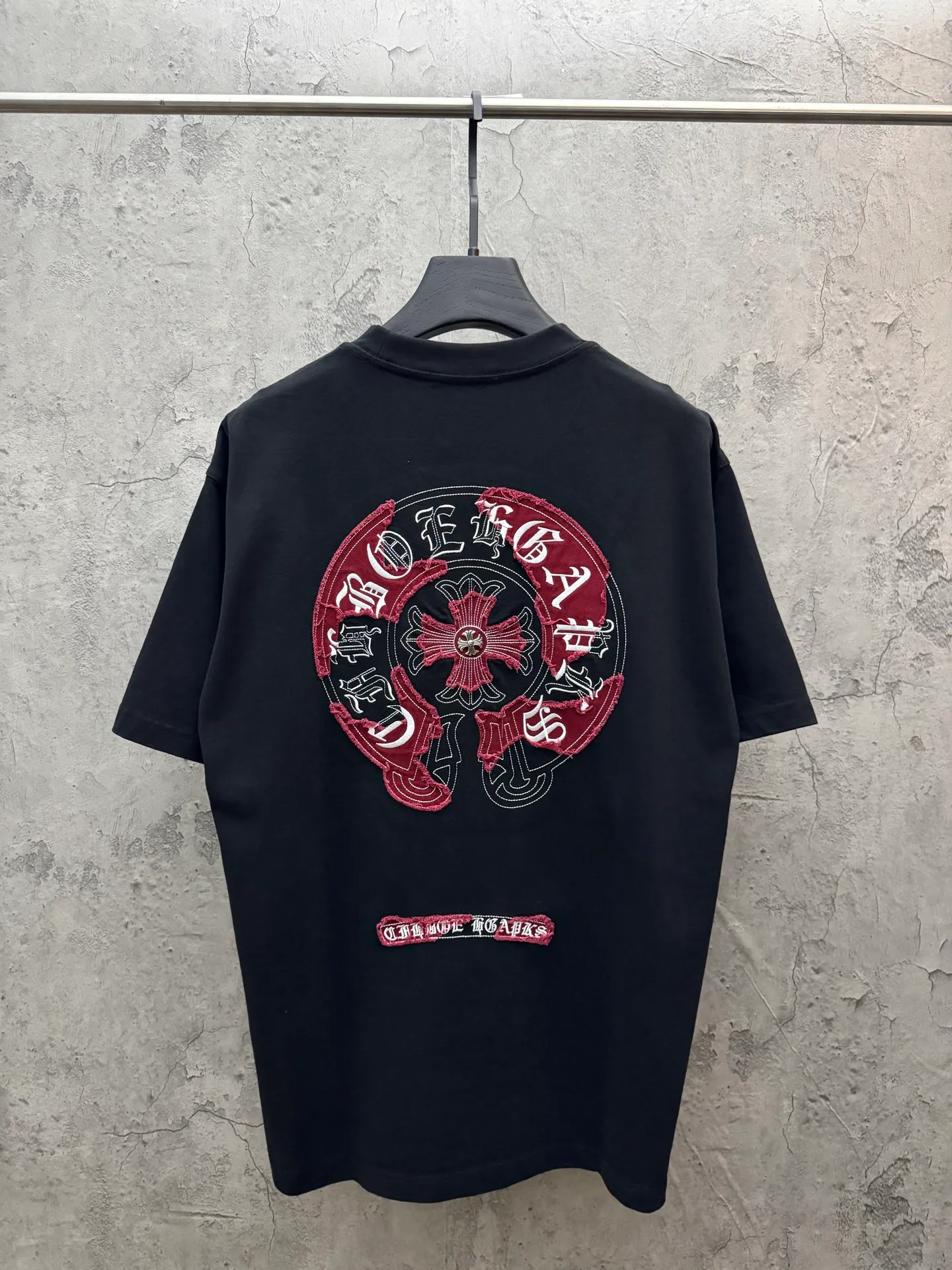P180 top version, real shot without P, ​​different from market currency) 𝗖𝗵𝗿𝗼𝗺𝗲 𝗛𝗲𝗮𝗿𝘁𝘀/Croxin 2026 spring new original single counter American laser burnt patch embroidered couple short sleeves 👑The highest version! Customized fabric 300 grams, best-selling model at the counter, very comfortable to wear. Accessories: original molded and authenticated collar label ➕ 100% silk wash water label. Genuine purchase-grade original hangtag➕matching hanging rope➕3D hanging beads➕original packaging bag. Craftsmanship: The original version has consistent wiring! The highest version of the armhole matching technique! Color: White Black Size: S M L XL Style No.: 26-2025